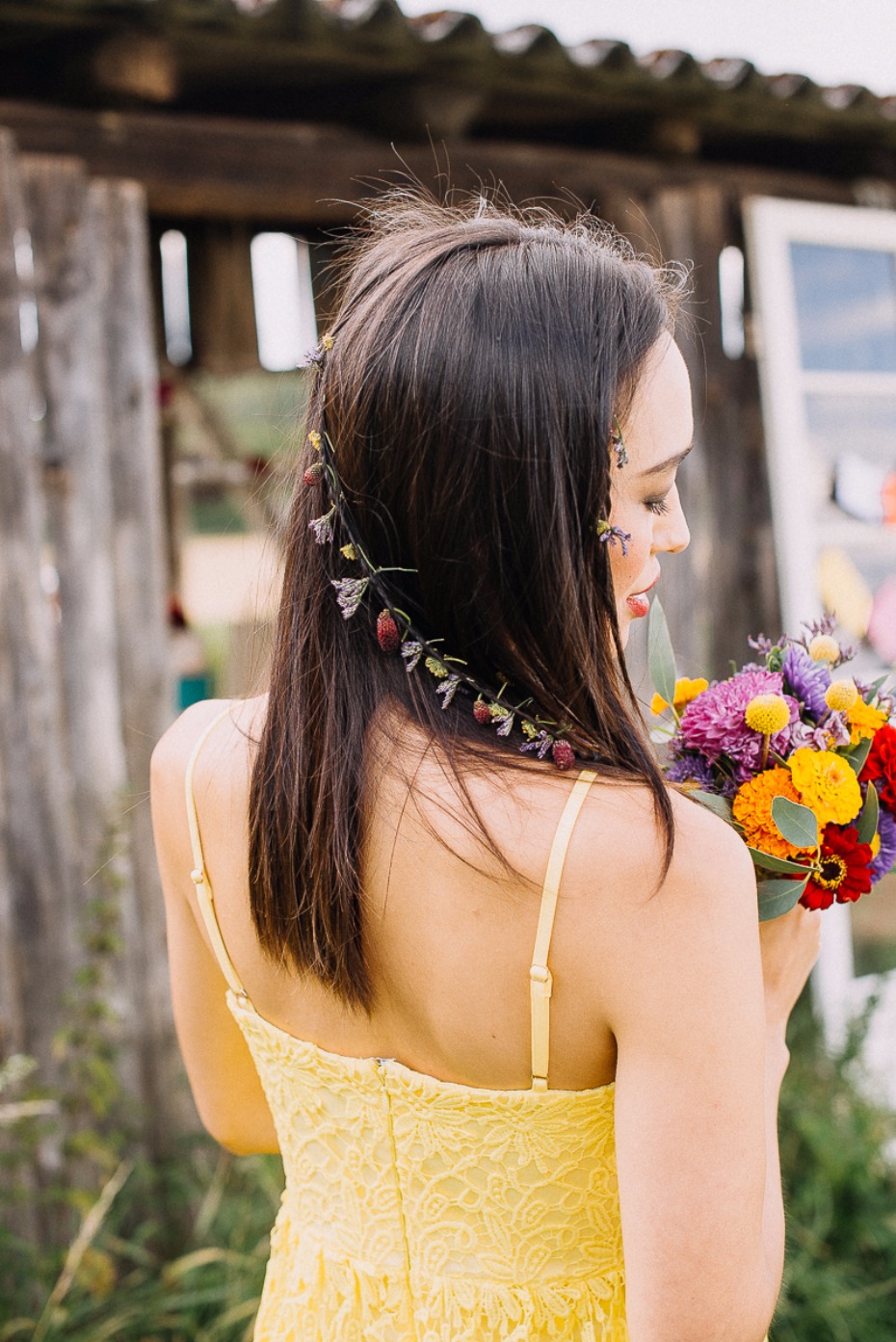 wedding hair ideas with live flowers in your hair