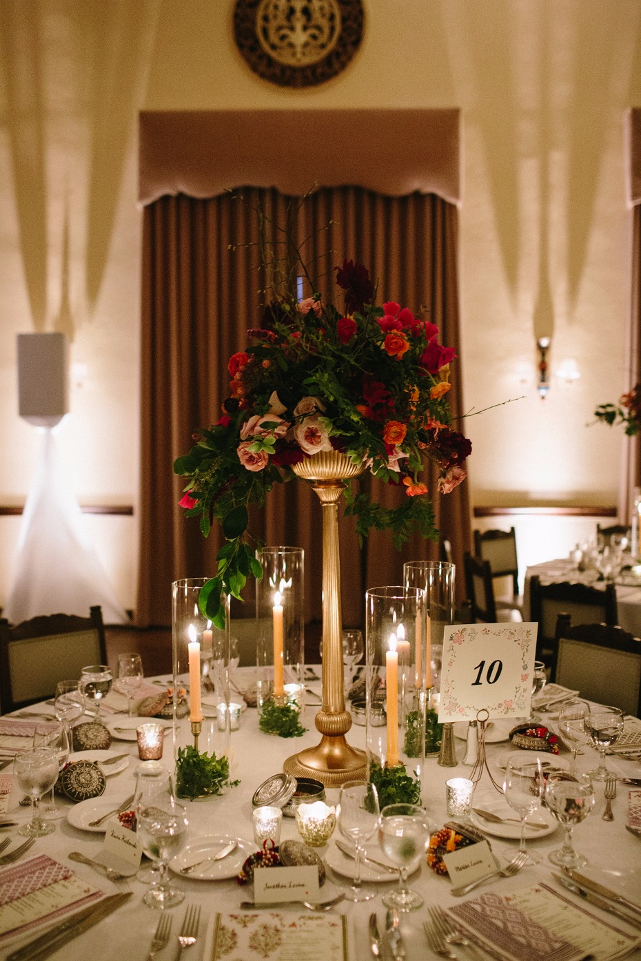 Elegant wedding table setting flower and candle centerpiece