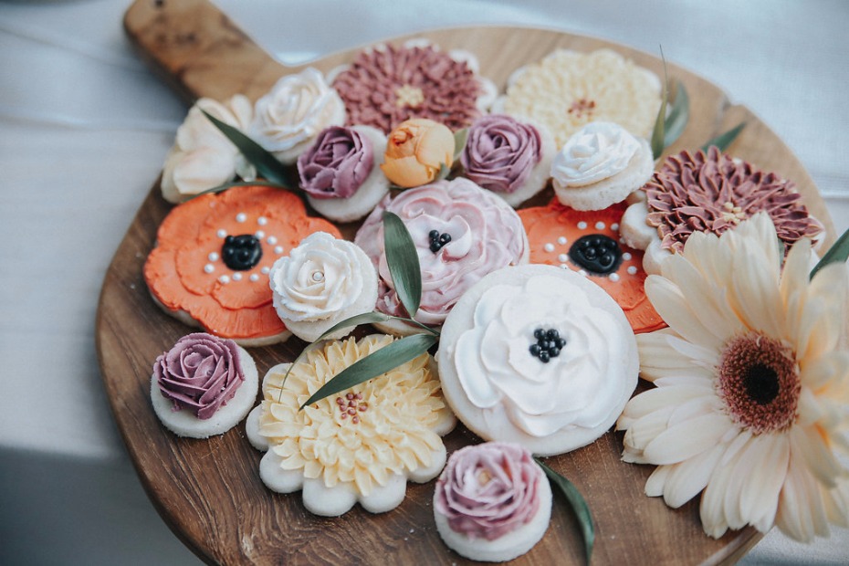 stunning floral wedding cookies