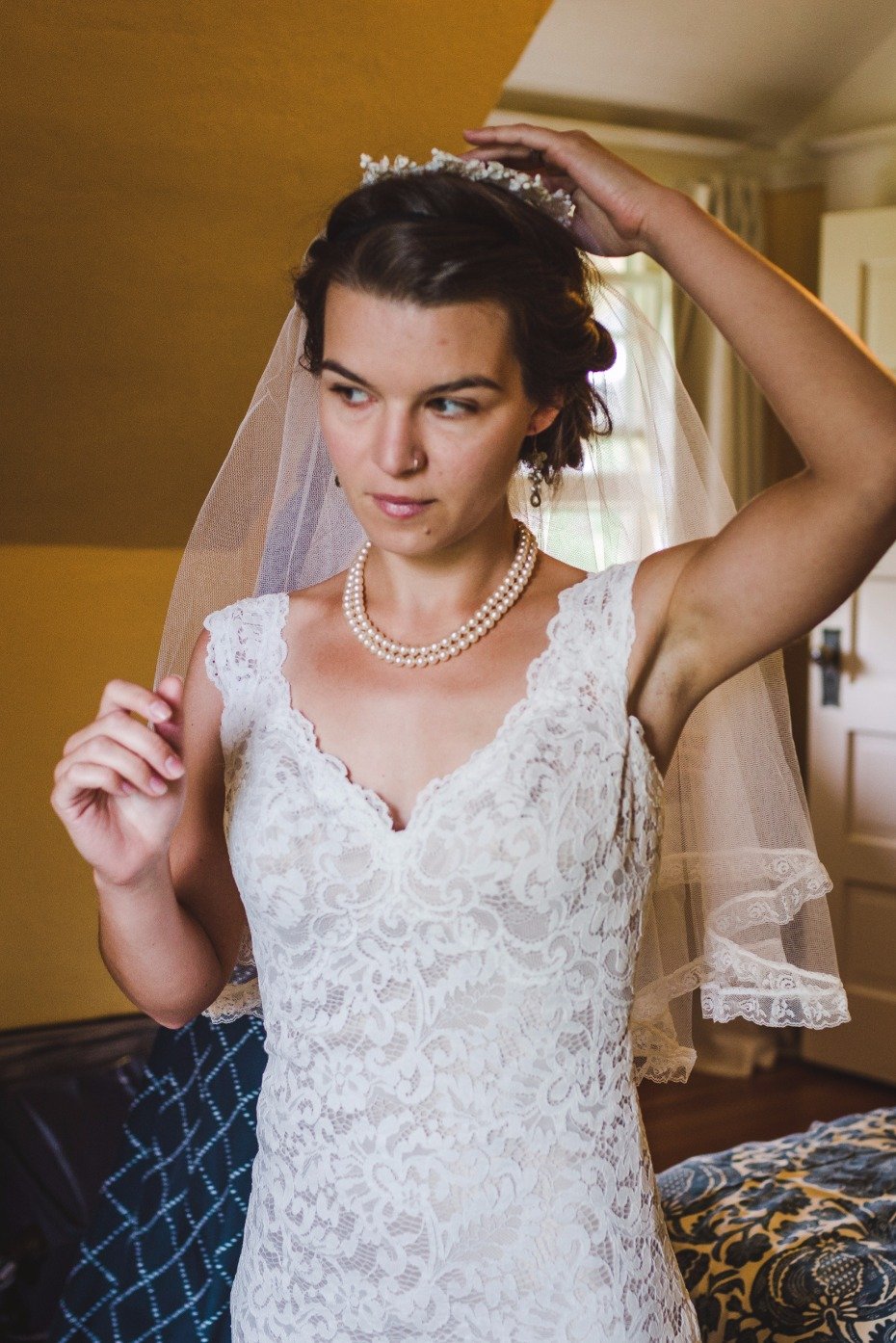 Natural bride with a pretty lace dress