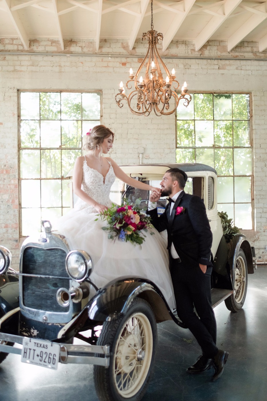 romantic wedding ideas with vintage wedding car