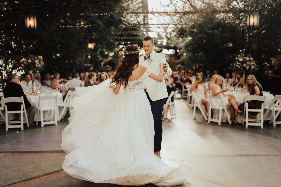 first dance in the garden room at La Caille
