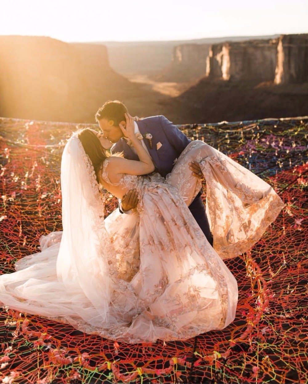 this-couple-was-married-400-feet-above-the-ground2