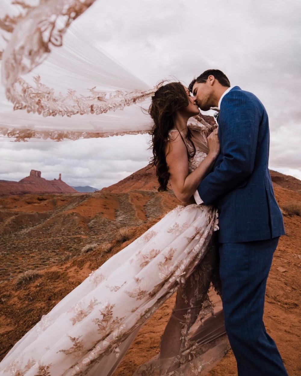 this-couple-was-married-400-feet-above-the-ground9