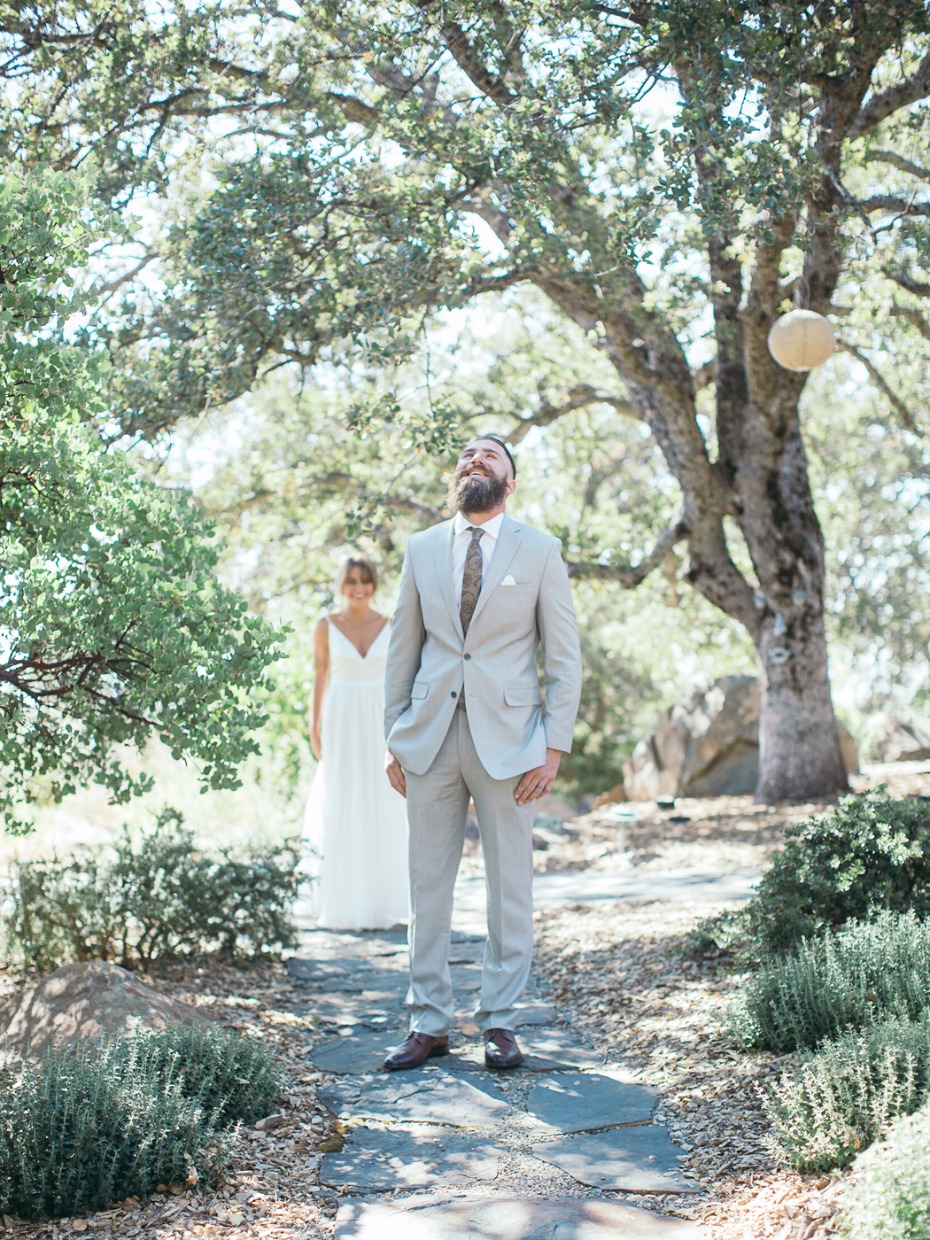 bride and groom first look photo shoot