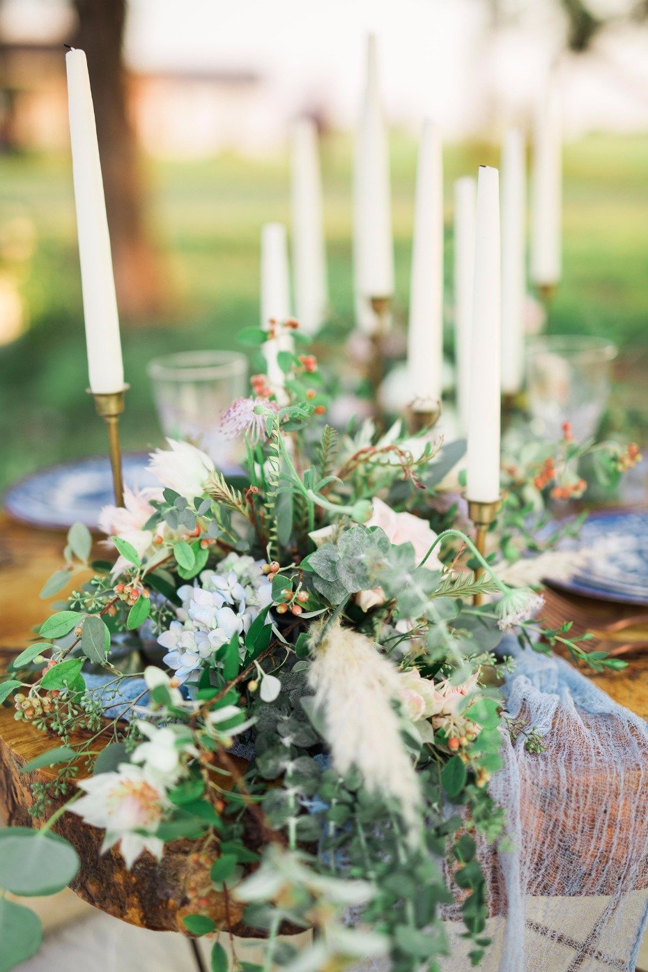 Floral and candle ccenterpiece idea