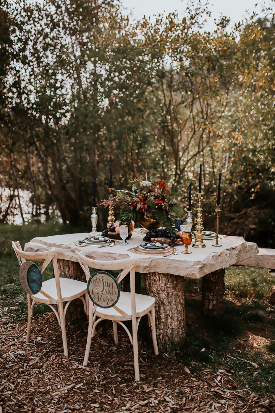 impressive outdoor sweetheart table on a slab of raw granite 