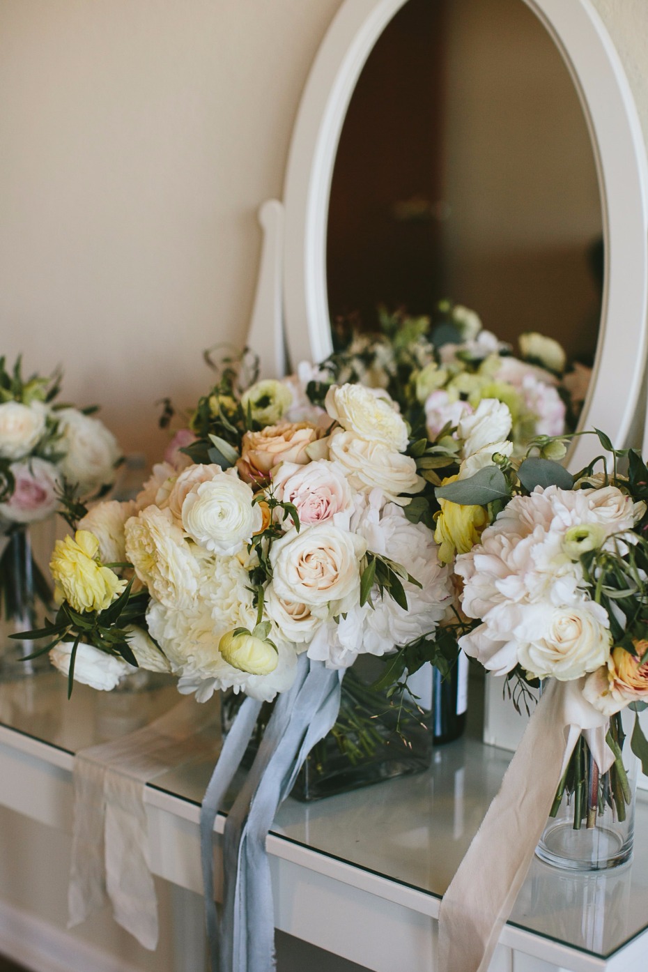 neutral wedding bouquets