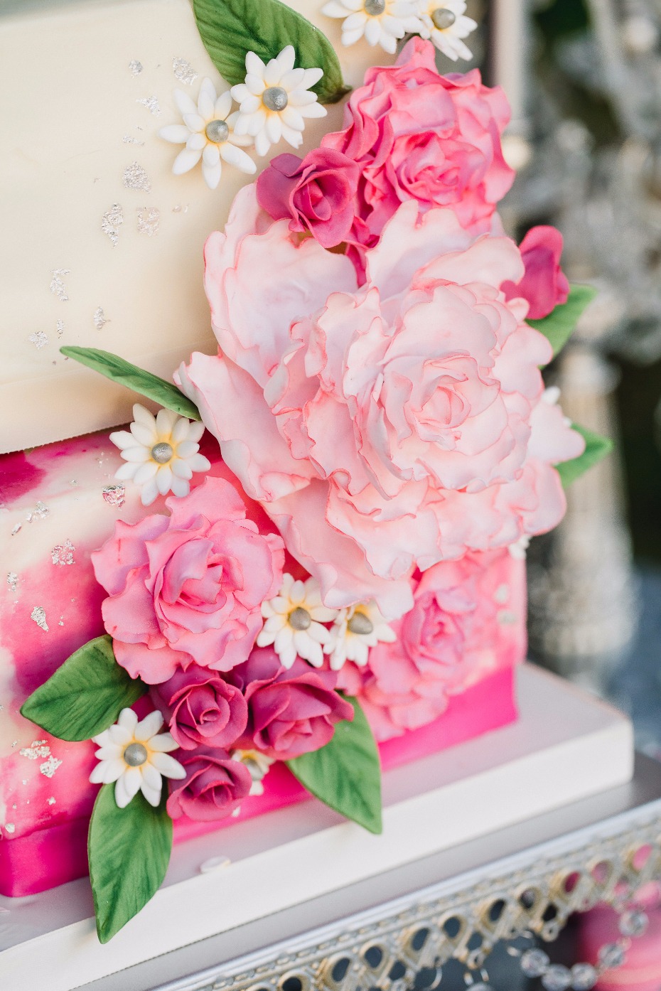 gorgeous handmade sugar flowers #weddingcake #sugarflowers #cakestand
