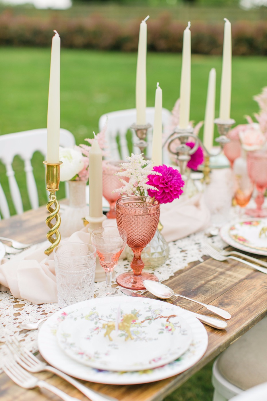 Natural table with pink and gold details