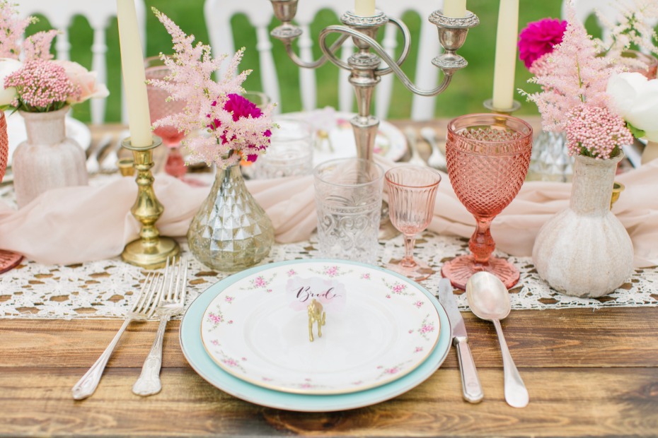 Gold and pink table decor