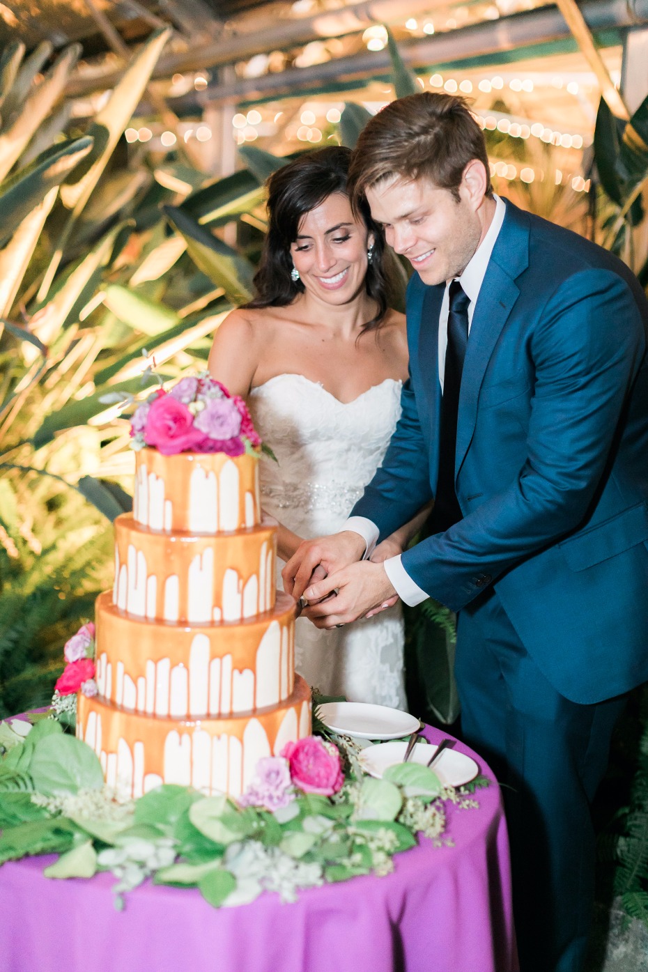 wedding couple cutting the wedding cake