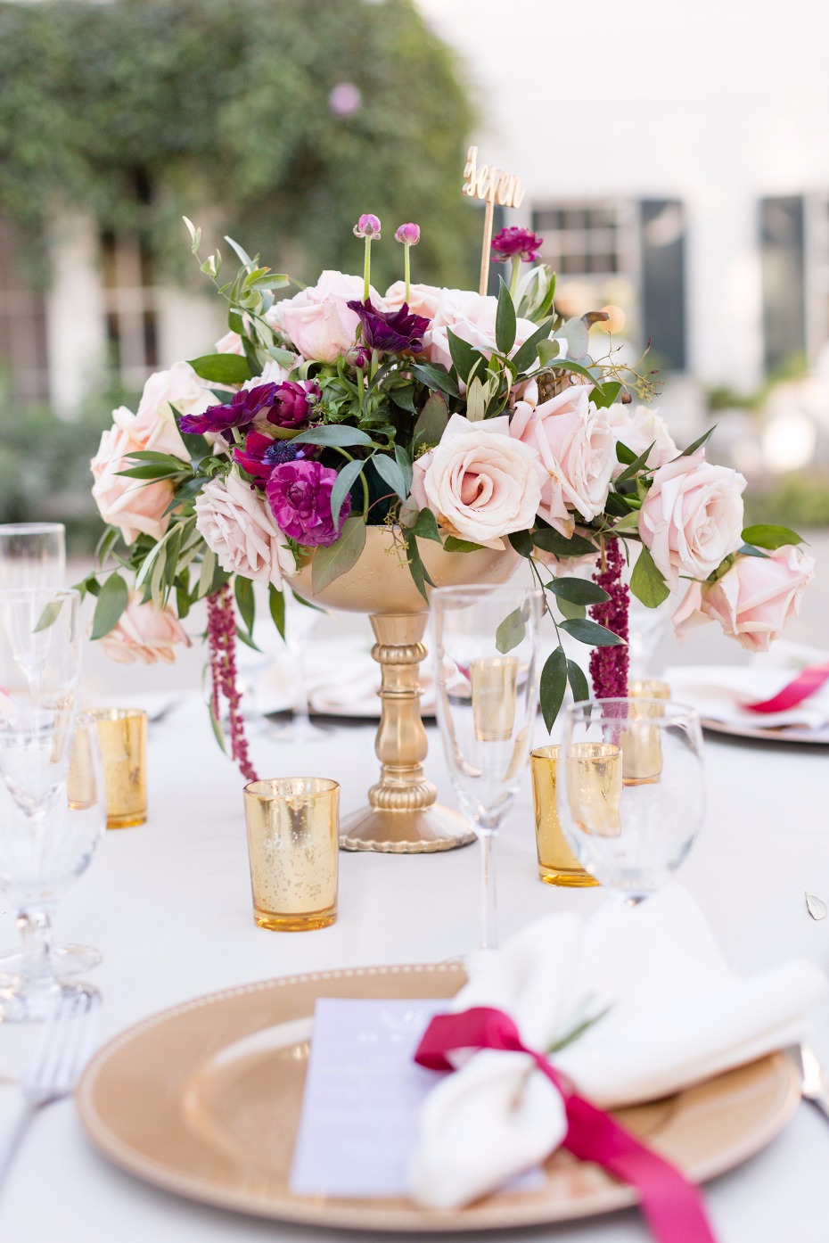 Gold and pink table decor