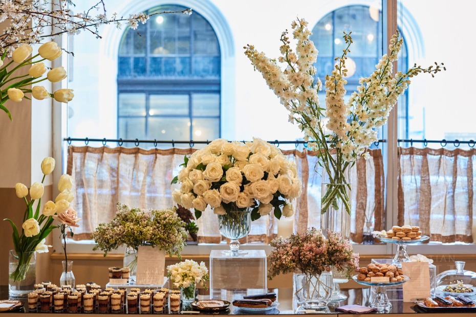 Elegant buffet with white roses and beautiful floral decorations