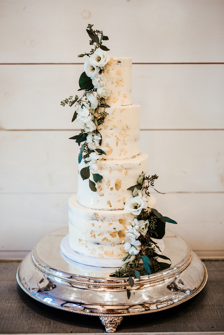 White and gold cake with white flowers