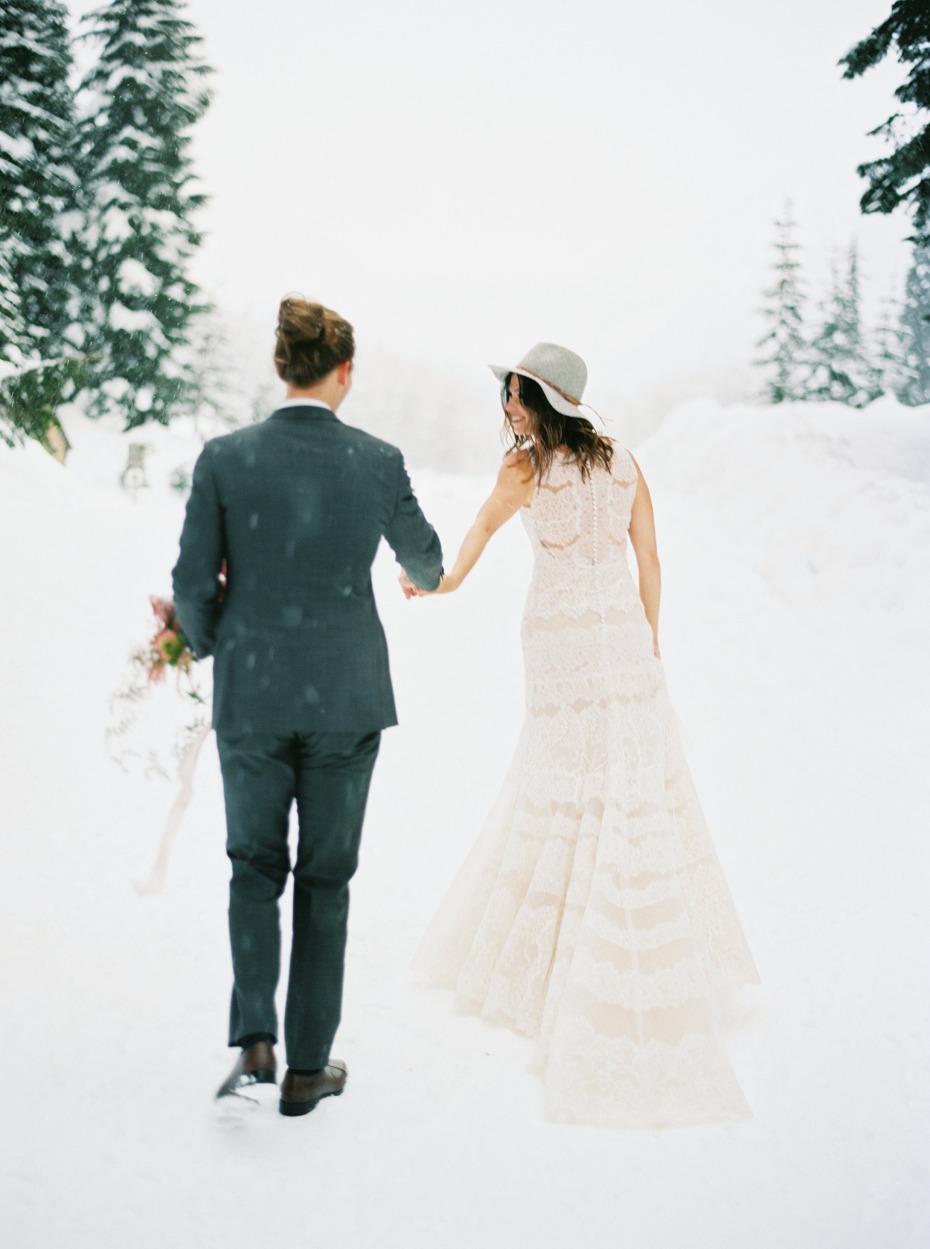 winter wedding photo ideas for the alternative boho couple