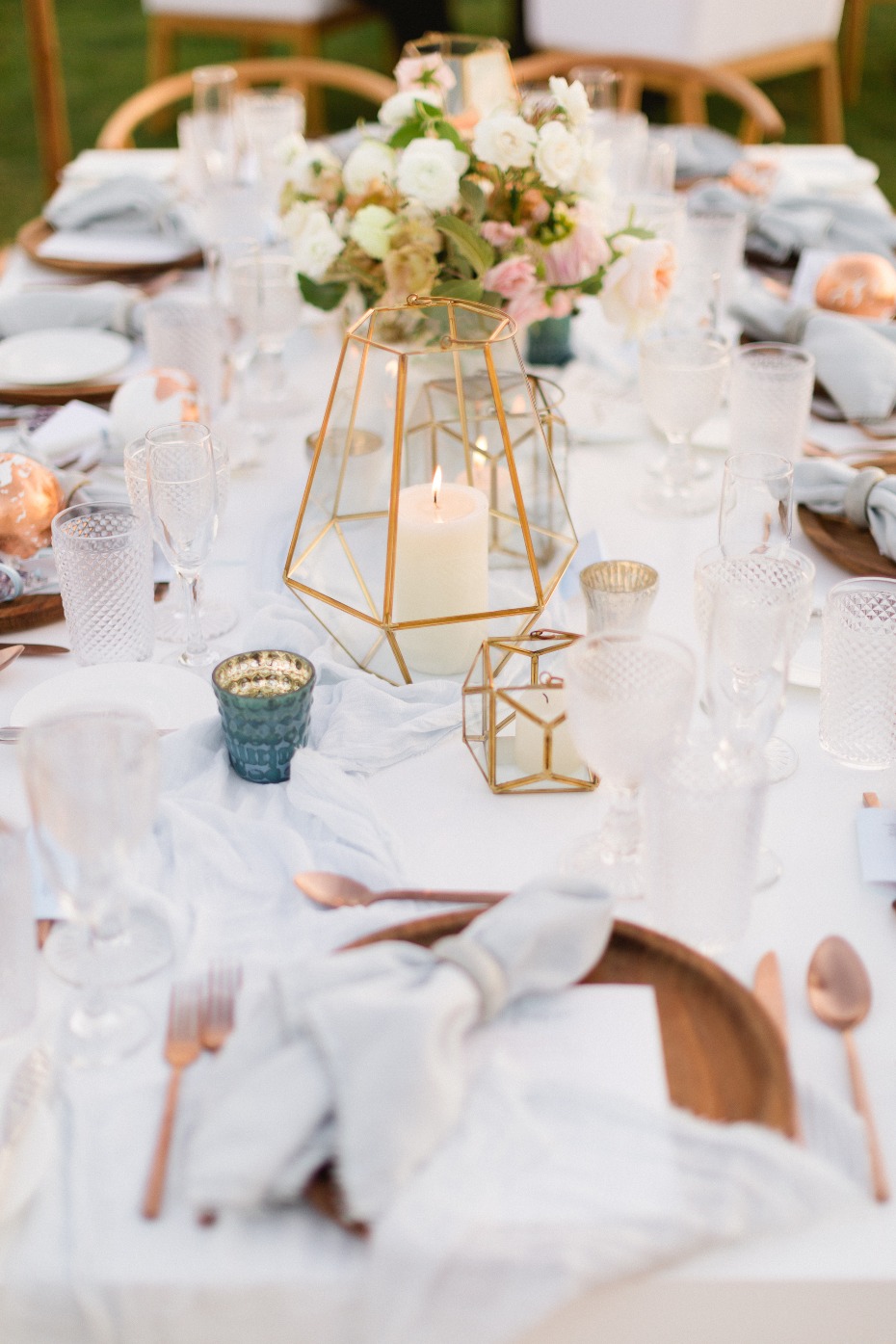 Chic table decor with gold glass lanterns