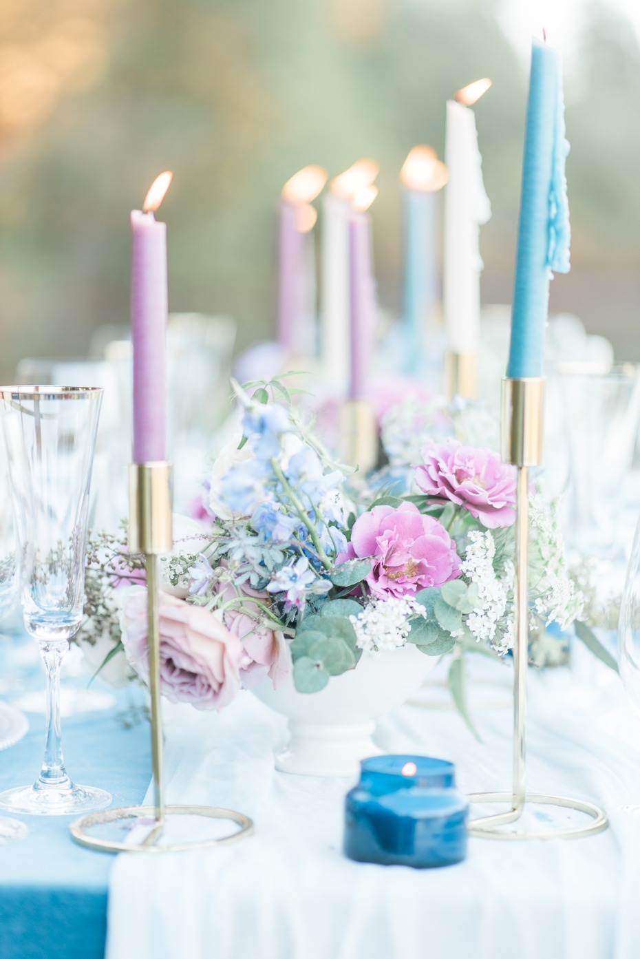 Elegant centerpiece in blue and pink