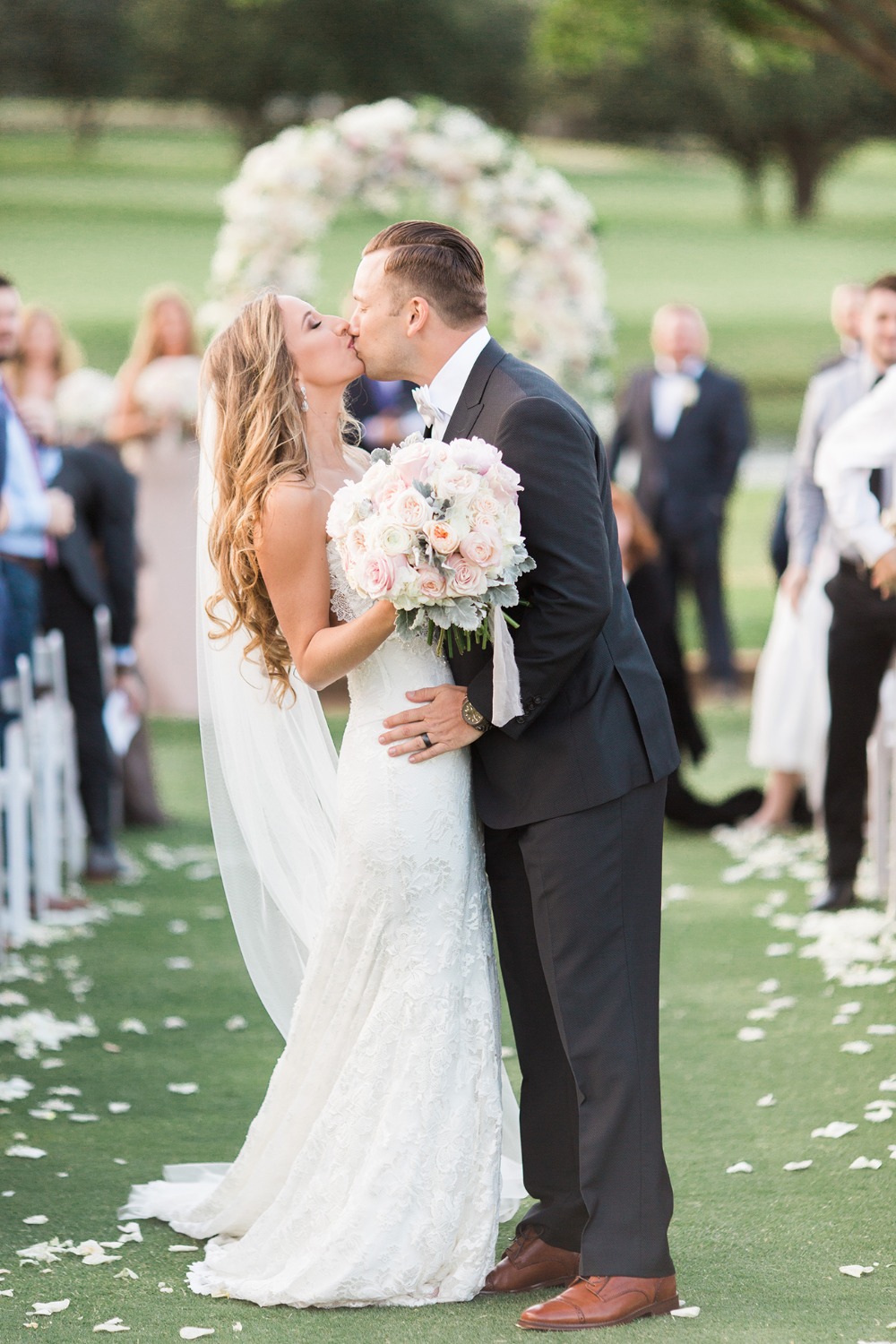 how-to-have-a-glamorous-pastel-wedding