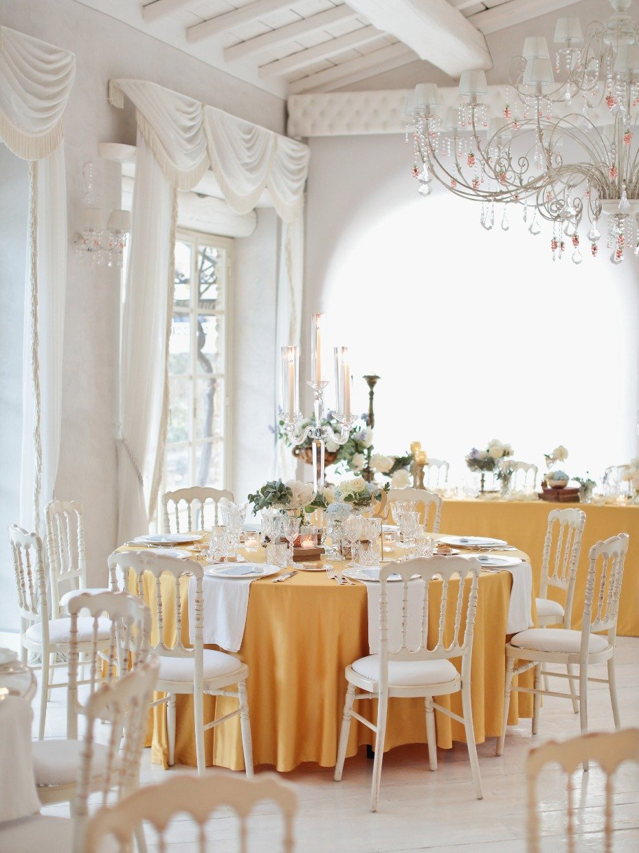 Love the yellow table cloths!