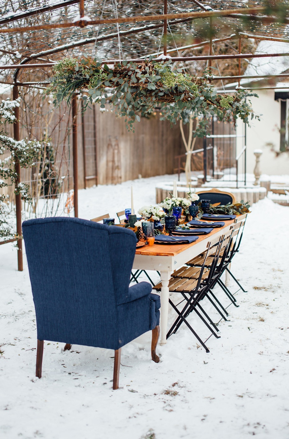 Pretty outdoor table in blue and gold