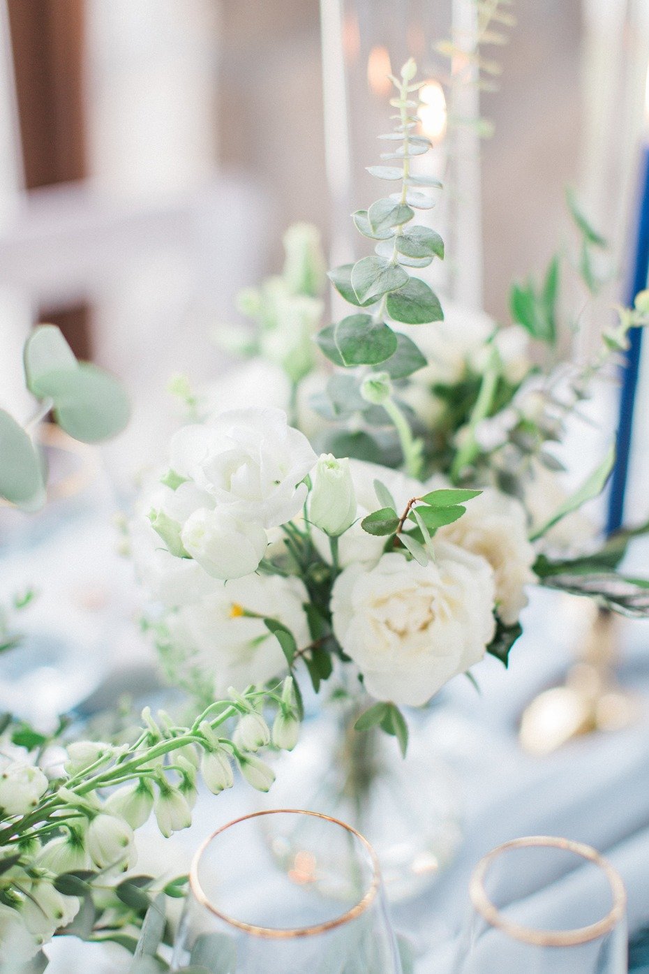 white floral table decor