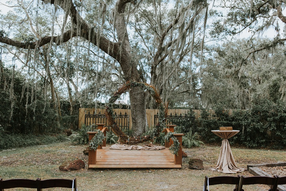 romantic wedding backdrop for your outdoor wedding