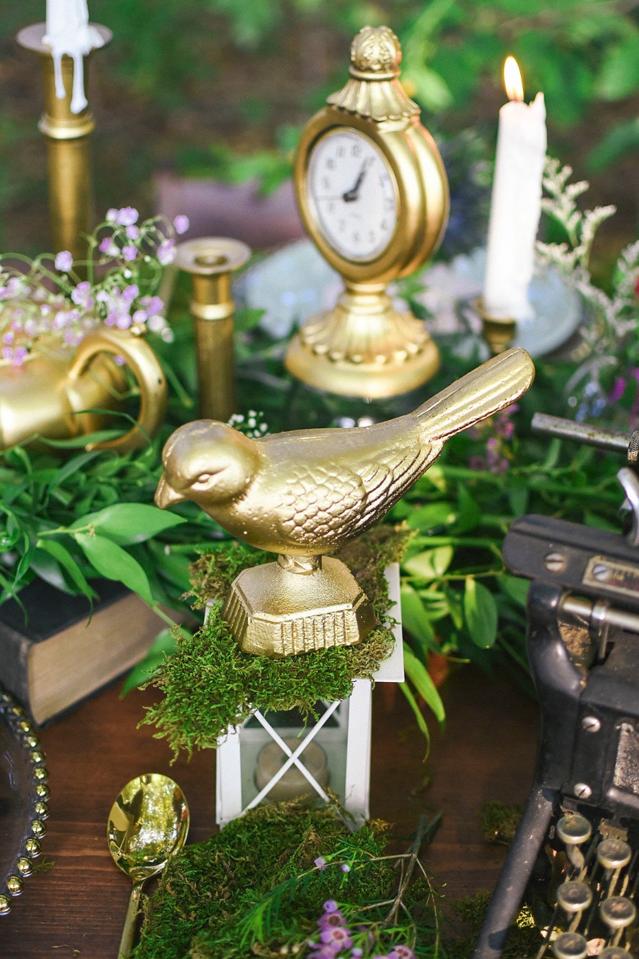 gold and white wedding table decor