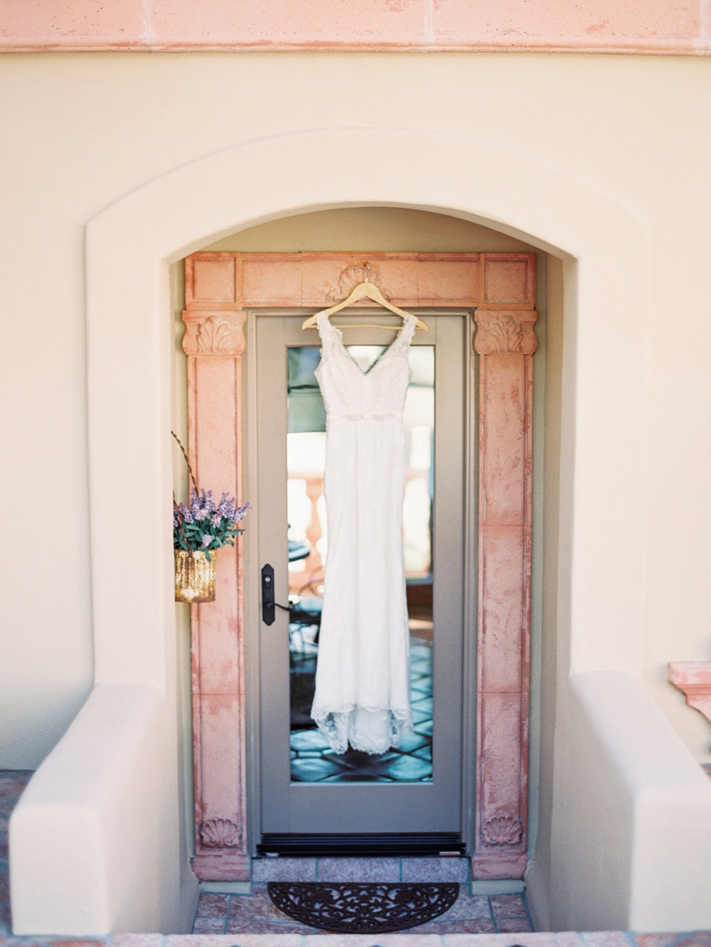 cozy-estate-wedding-with-modern-earthy