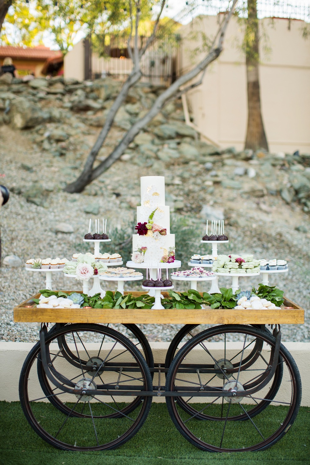 cozy-estate-wedding-with-modern-earthy