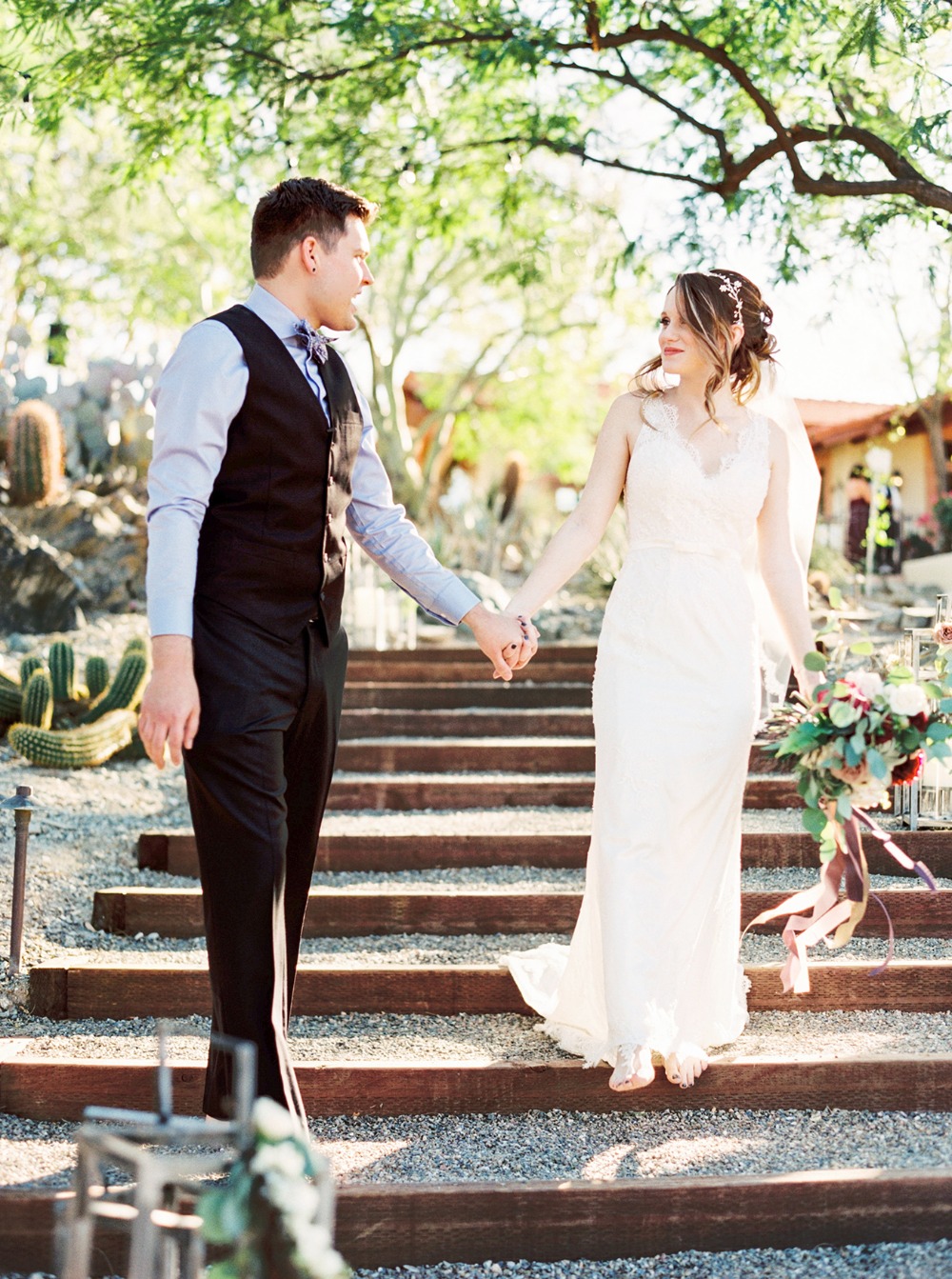 cozy-estate-wedding-with-modern-earthy