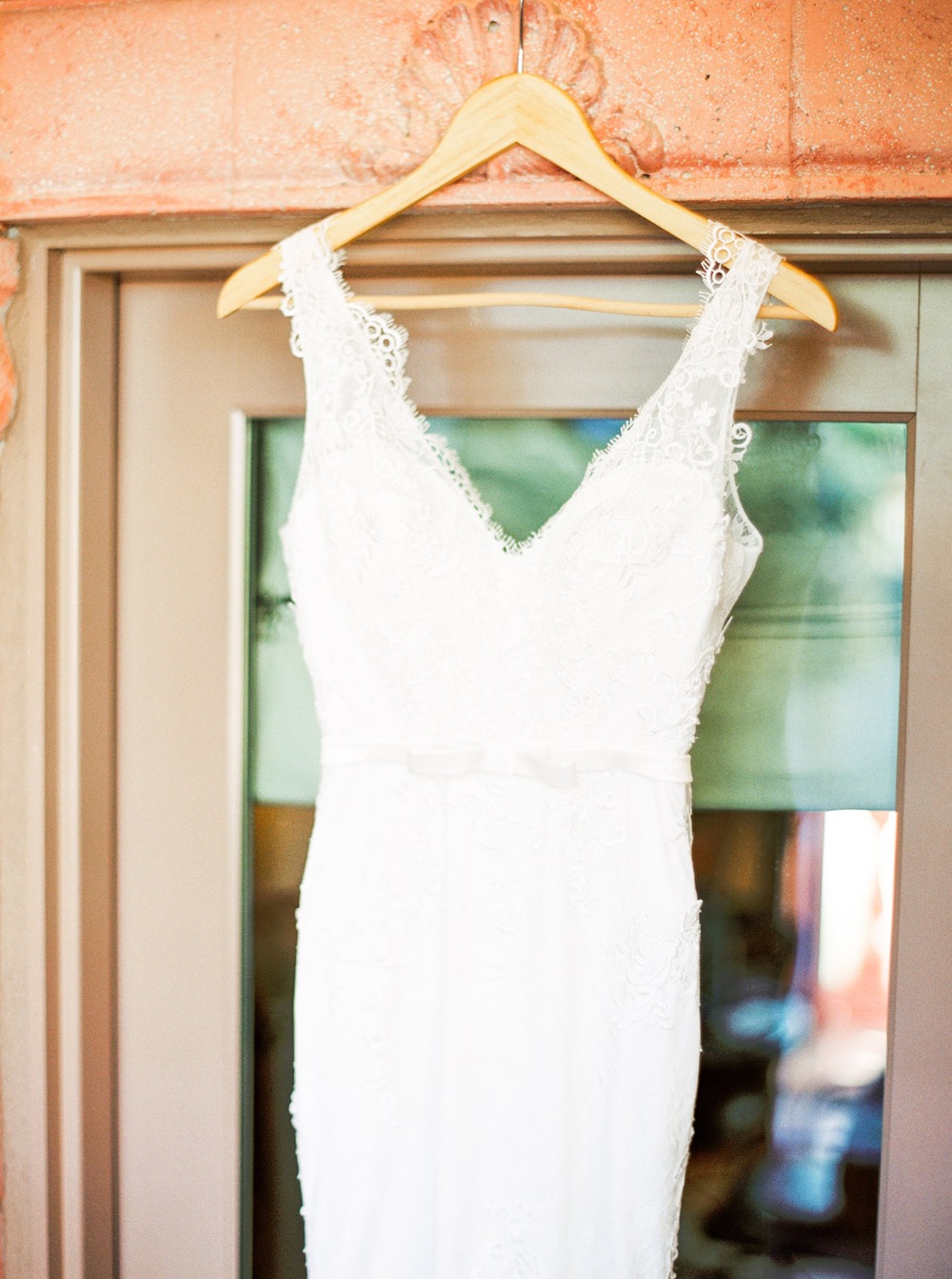 cozy-estate-wedding-with-modern-earthy