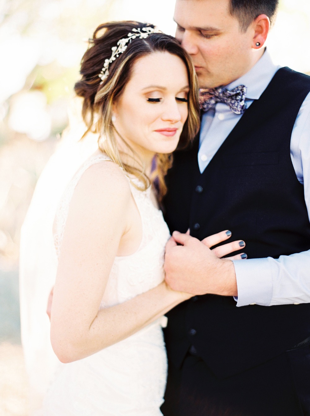 cozy-estate-wedding-with-modern-earthy