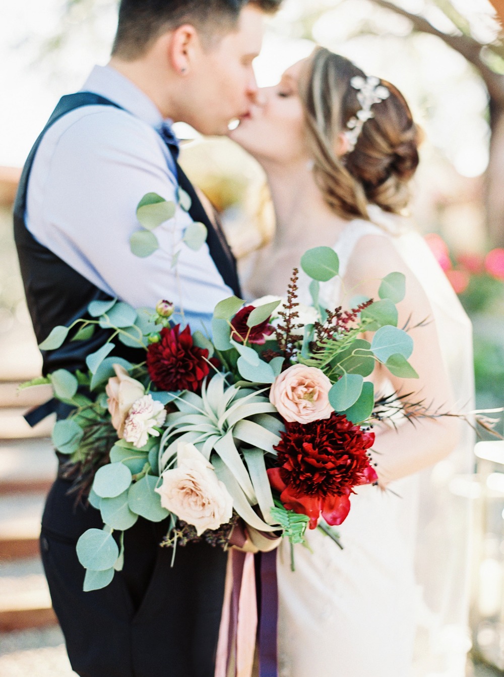 cozy-estate-wedding-with-modern-earthy
