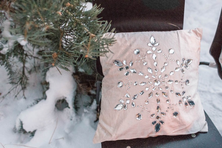 glam snowflake throw pillows for the sweetheart table