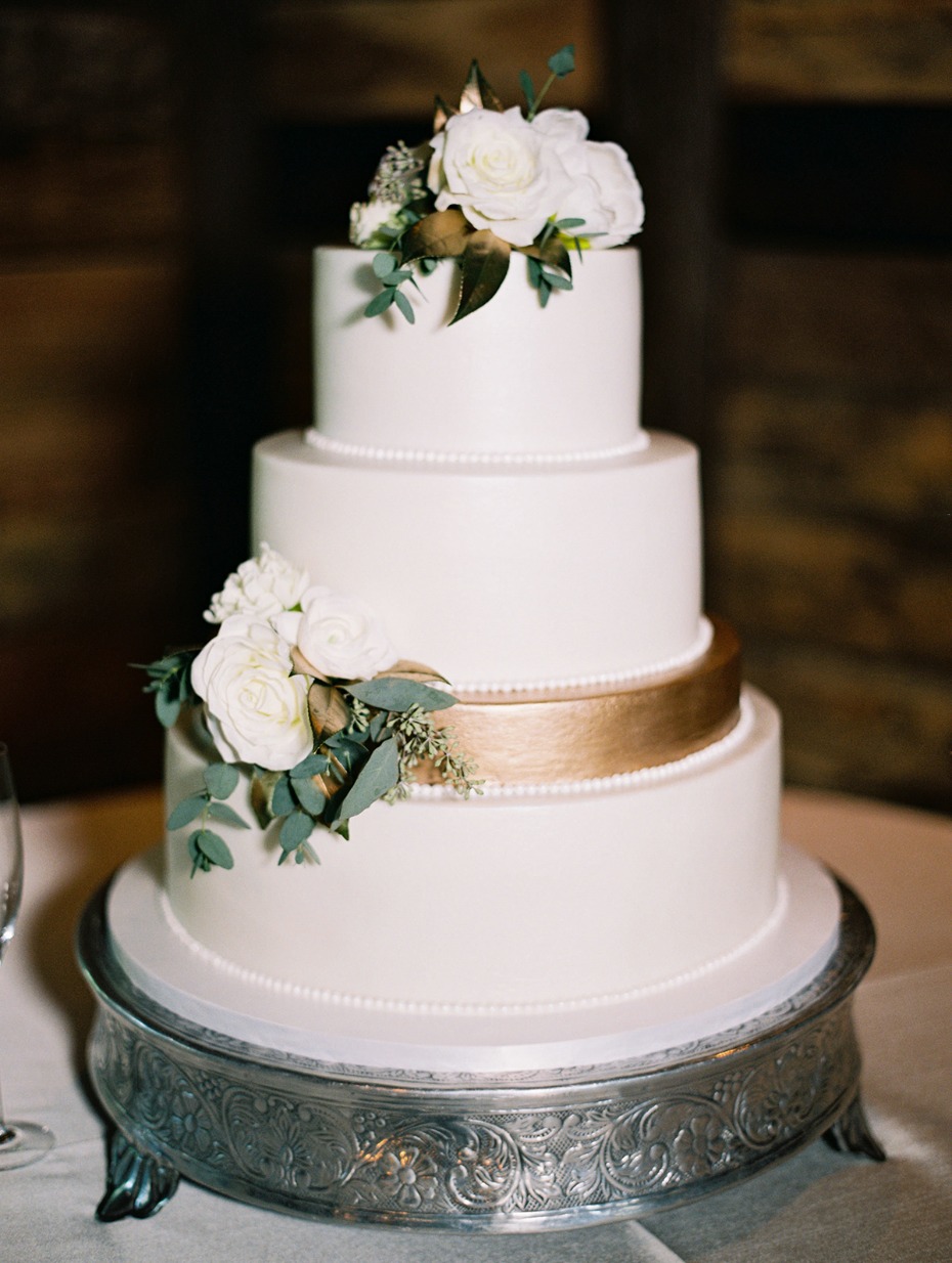 white and gold wedding cake