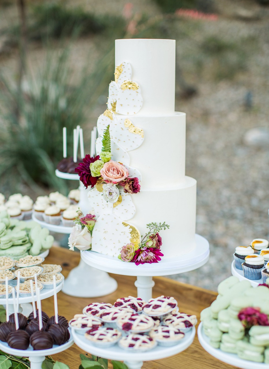 Elegant white and gold wedding cake