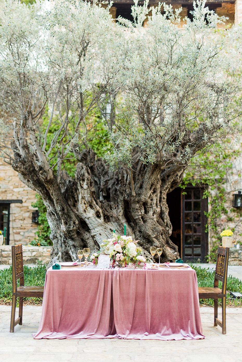 dramatic velvet draped sweetheart table