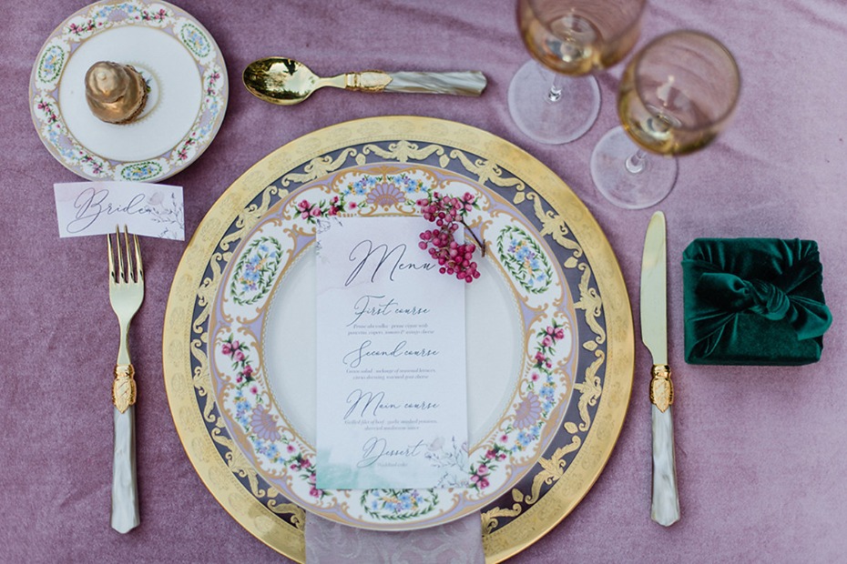 dusty rose pink wedding table decor with pops of gold and emerald green
