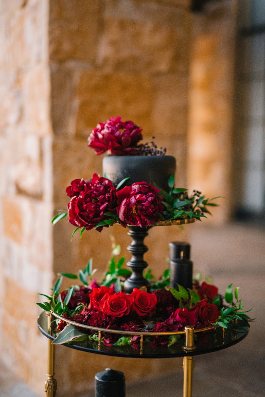 Elopement cake with red flowers