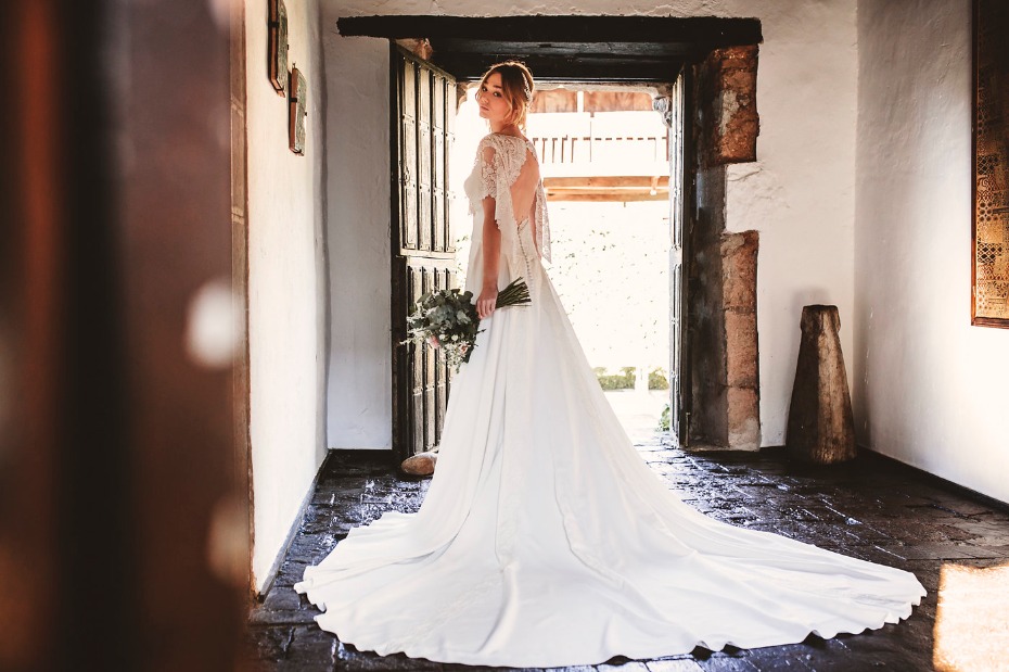 Silk wedding dress from Nicolas Costura