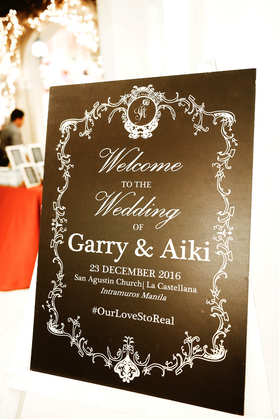 Black and white welcome wedding sign