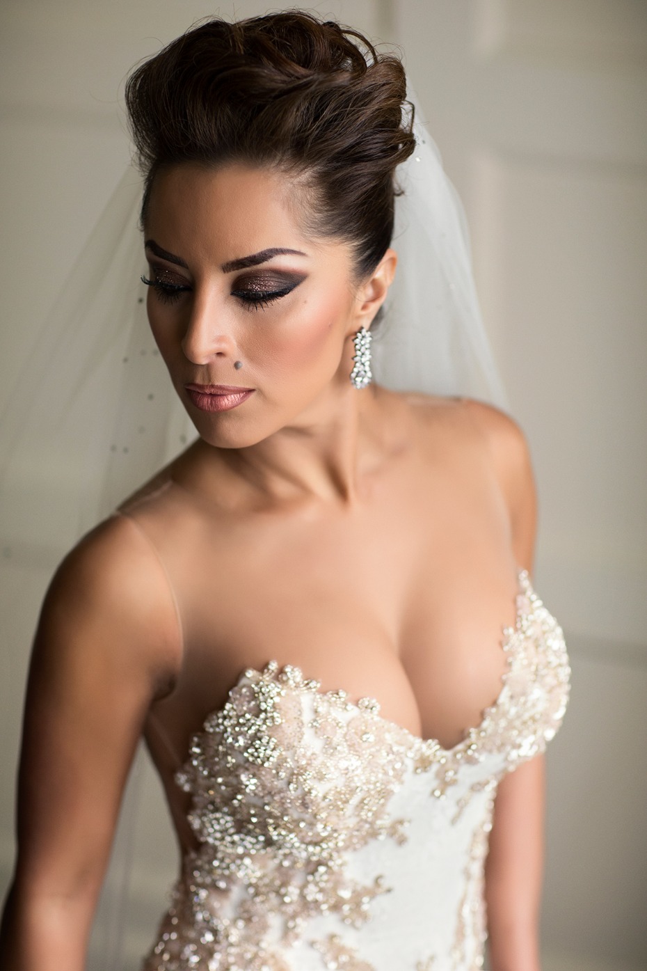 dramatic and romantic wedding look for the glam bride