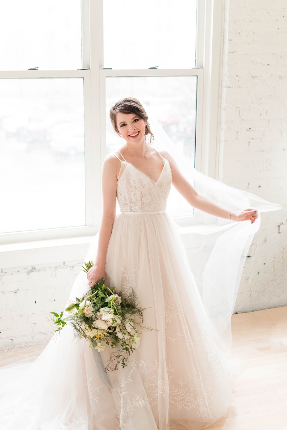 Airy wedding dress with tulle and lace