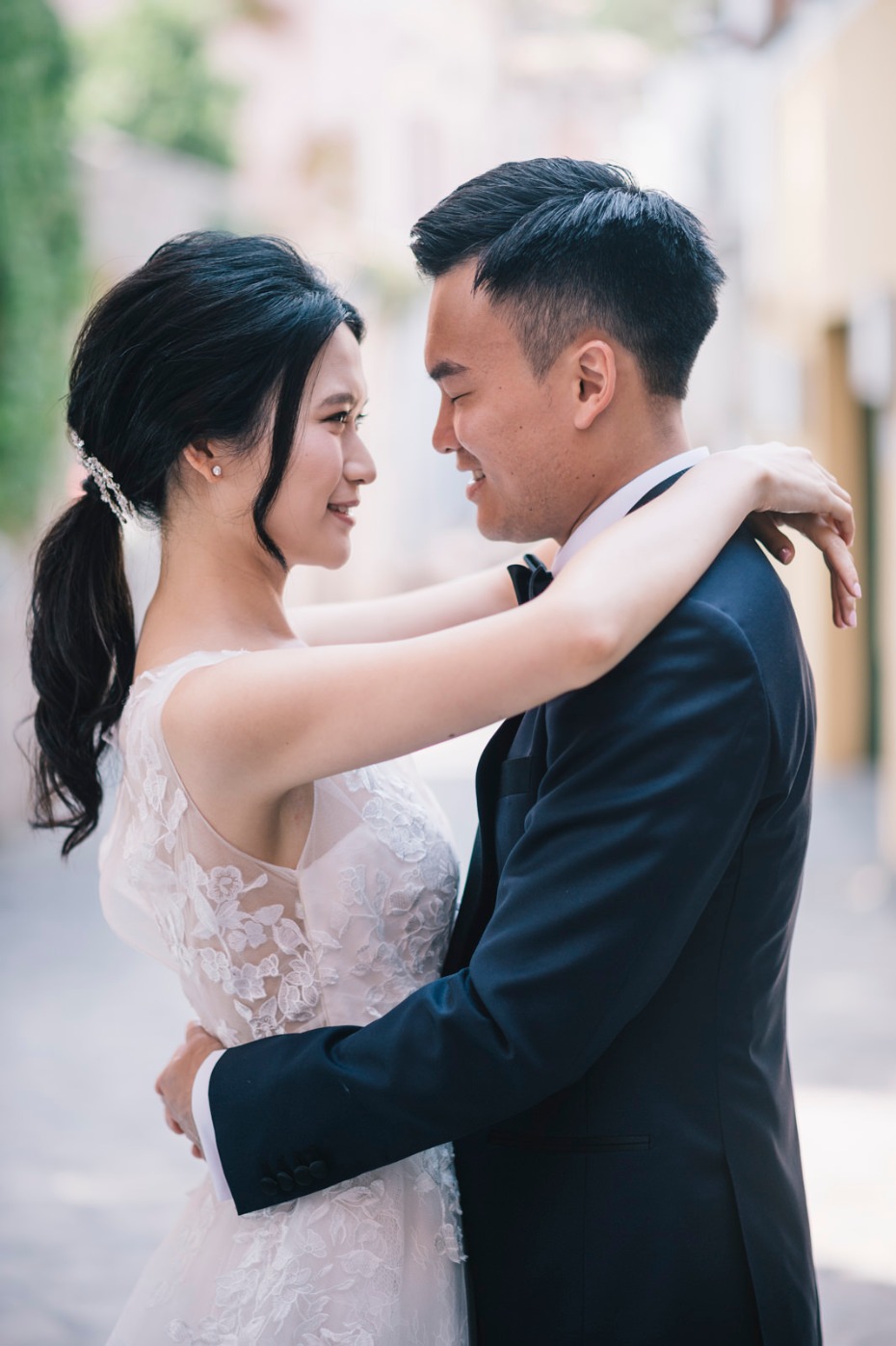 bride and groom wedding photo idea