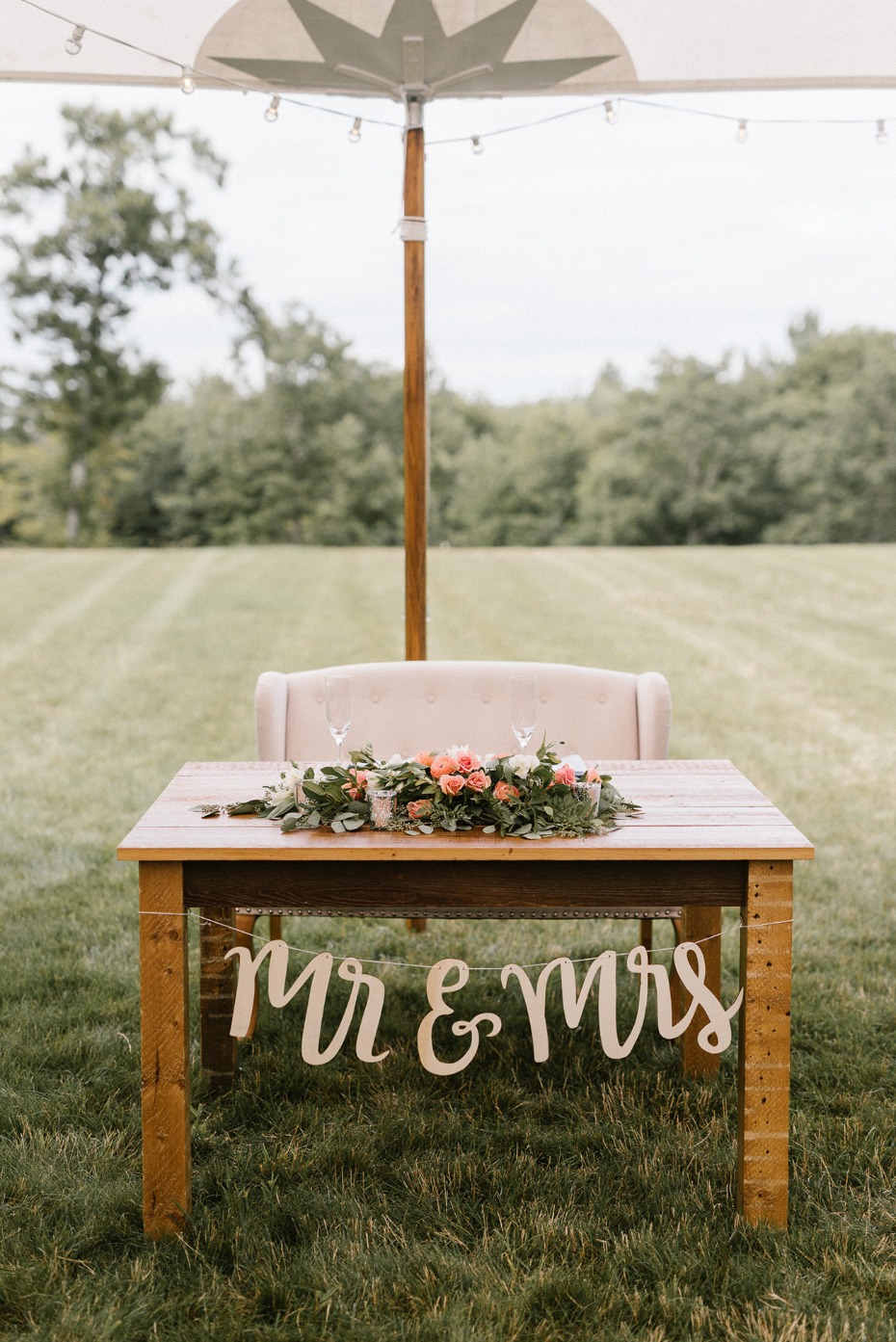 Sweet and simple Mr. and Mrs. table
