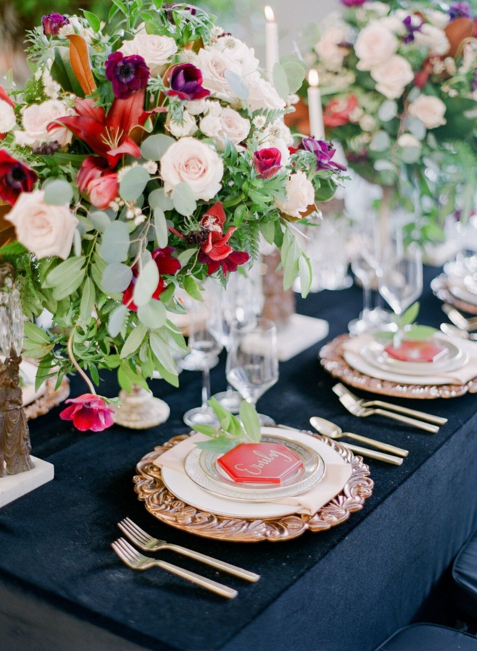 Elegant wedding table setting with floral centerpiece and place setting