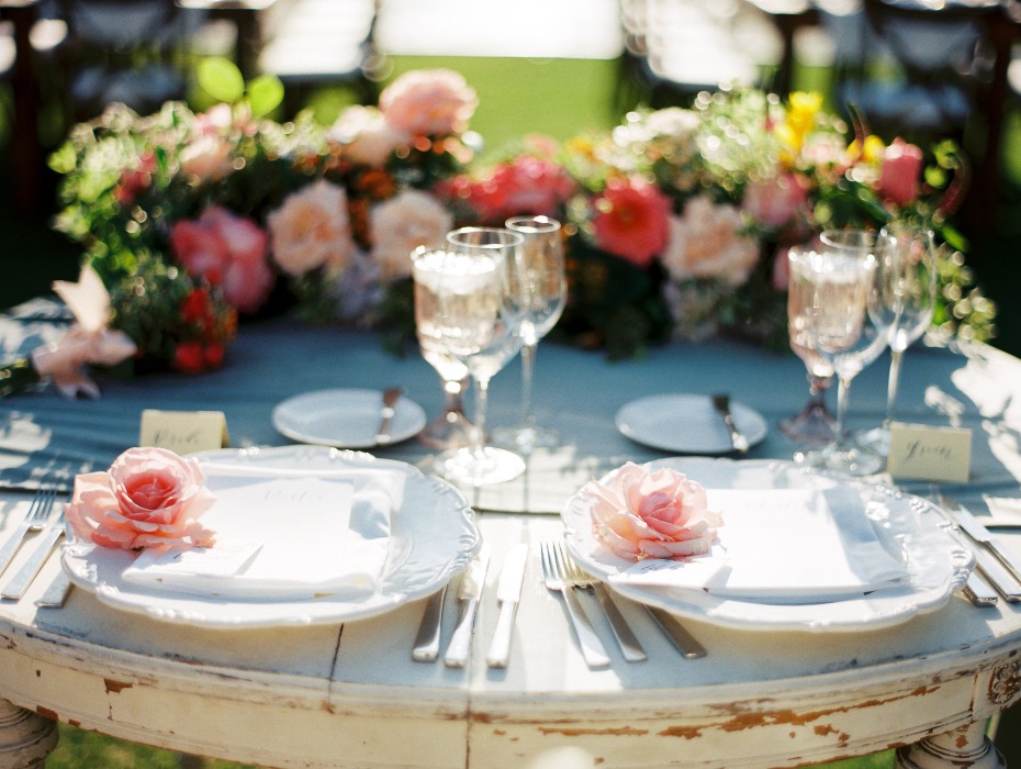 sweetheart table with beautiful rose theme