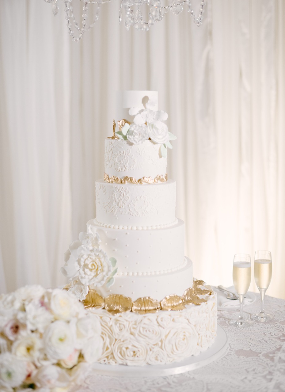 white and gold glamorous wedding cake
