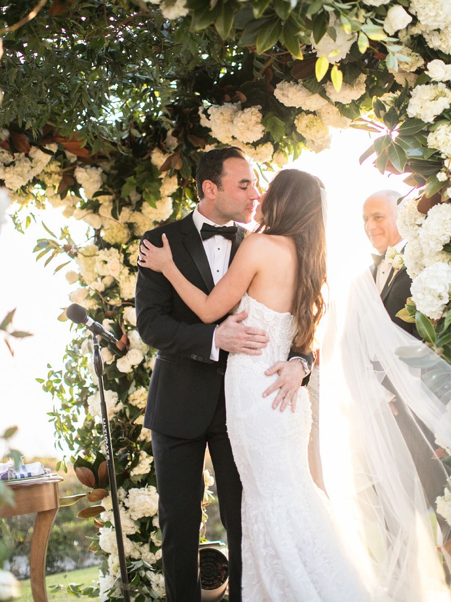 How To Turn Your All White Wedding Day Into A Glamorous Dream